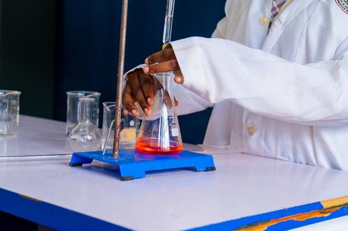 A beaker with reagents in a chemistry laboratory session